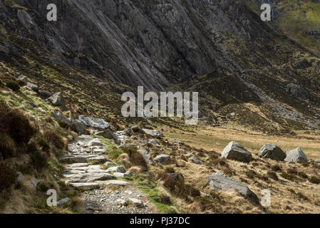 Steinigen Weg bis zu Küche bei Cwm Idwal Naturschutzgebiet der Teufel' im Snowdonia National Park, North Wales. Stockfoto