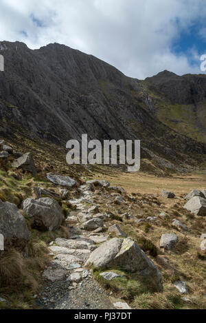 Steinigen Weg bis zu Küche bei Cwm Idwal Naturschutzgebiet der Teufel' im Snowdonia National Park, North Wales. Stockfoto