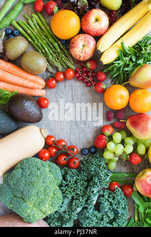 Überblick über verschiedene Früchte und Gemüse in einem Kreis angeordnet, auf den grauen Holz- Tabelle, kopieren Platz für Text, Vertikal, selektiven Fokus Stockfoto