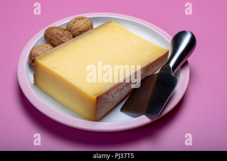 Stück im Alter von Comte oder Greyerzer de Comte AOC französischer Käse aus nicht pasteurisierter Kuhmilch in der Franche-comté Region Ost Frankreich mit Tra Stockfoto