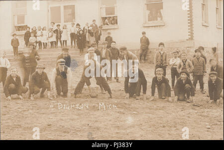 Vintage Foto der Schulkinder am Dighton School, Michigan, USA. Einige Kinder spielen American Football. Stockfoto