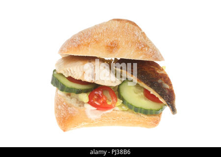 Makrele Fischfilet mit Salat in einem Ciabatta roll gegen Weiße isoliert Stockfoto