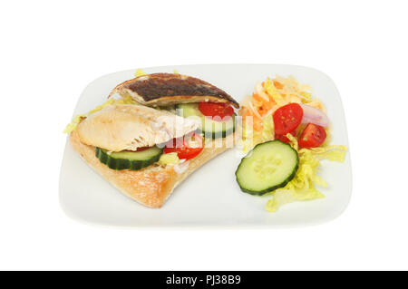 Makrelenfilet auf ciabatta Brot mit Salat auf einen Teller gegen Weiße isoliert Stockfoto