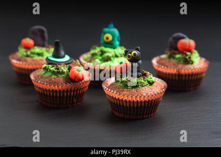 Halloween Urlaub essen bunte Fancy brownies Cupcake mit Fondant dekorieren Stockfoto