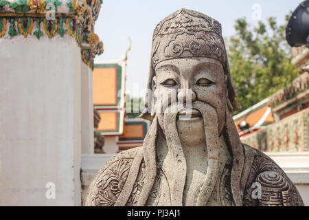 Horizontale Foto von einem chinesischen guardian Statue im Tempel des Liegenden Buddha, oder Wat Pho. Bangkok, Thailand. Stockfoto