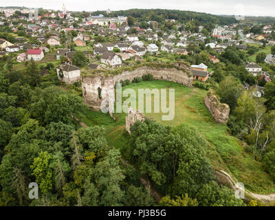 Berühmten ukrainischen Sehenswürdigkeiten - Luftbild Ansicht von oben von drohne zu Burgruinen in Buchach dating zum 14. Jahrhundert, Ternopil, Ukraine Stockfoto