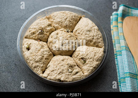 Runde Halva/Helva mit Pistazien/Kurek Helvasi. Traditionelle Dessert. Stockfoto