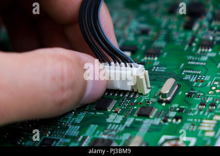 Qualitätskontrolle und Montage von SMD-gedruckten Komponenten auf der Platine in der QK-Labor der PCB-Fertigung High-Tech-Fabrik Stockfoto