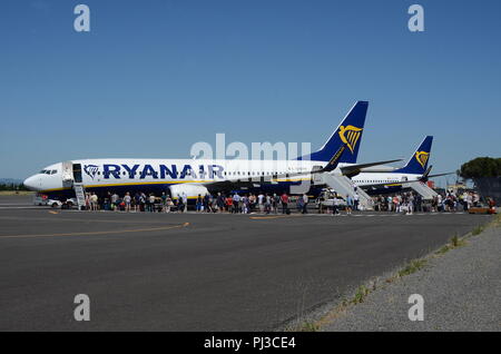 Passagiere WARTESCHLANGE AN BORD RYANAIR Boeing 737-800 (W) IN CARCASSONNE GEBUNDEN FÜR MANCHESTER. Stockfoto