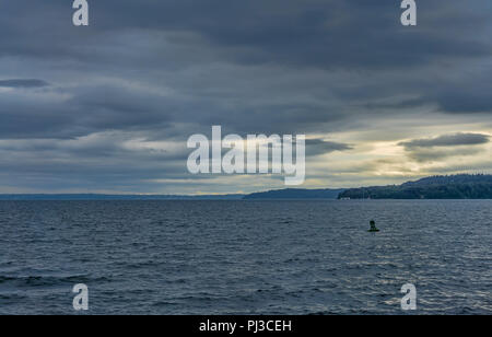 Dunkle Gewitterwolken schweben über den Puget Sound in Des Moines, Washington. Stockfoto