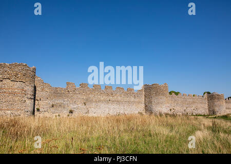 Außerhalb des imposanten Mauern von Portchester Castle in der Nähe von Portsmouth in Hampshire. Der blaue Himmel über der mittelalterlichen Festung. Stockfoto