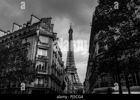 Eiffelturm aus von einer Straße aus gesehen Stockfoto