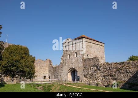 Außerhalb des imposanten Mauern von Portchester Castle in der Nähe von Portsmouth in Hampshire. Der blaue Himmel über der mittelalterlichen Festung. Stockfoto