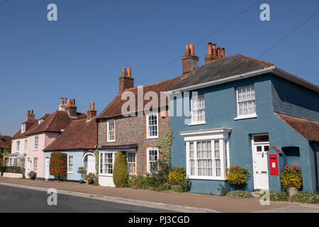 Bunte Reihe von Hütten in Portchester Hampshire. Der blaue Himmel über ein typisches Dorf Szene. Stockfoto