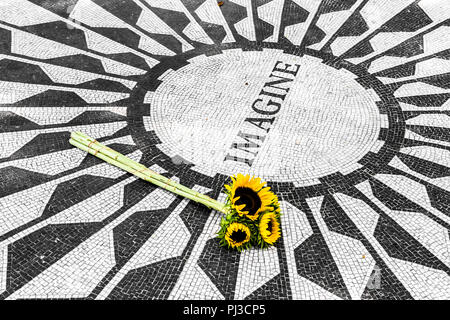 New York City. Die Beschriftung der Gedenkstätte Mosaik an Strawberry Fields John Lennon Memorial im Central Park, Manhattan vorstellen Stockfoto