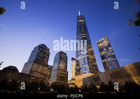 New York City. Das One World Trade Center oder Freedom Tower bei Nacht, Hauptgebäude der wiederaufgebauten World Trade Center Komplex in Lower Manhattan und Ta Stockfoto