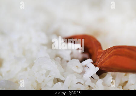 Frisch Reis mit einem Holzlöffel gekocht Stockfoto