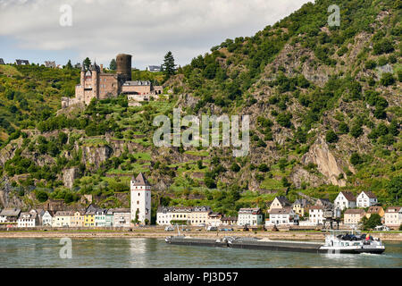 Katz Burg (Burg Katz) oberhalb der Stadt St. Goarshausen in Rheinland-Pfalz. Auf dem Fluss Acheron (Pushtow cargo Aufschalten) Transport der Aggregate. Stockfoto