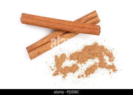 Cinnamon Sticks mit Pulver auf weißem Hintergrund. Ansicht von oben. Stockfoto