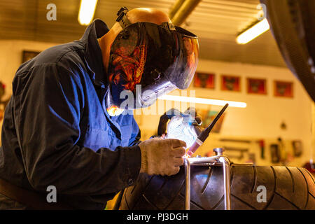 Professionelle Kfz-Mechaniker arbeiten in Auto Reparatur Service auf Argon Gas Schneidemaschine Stockfoto