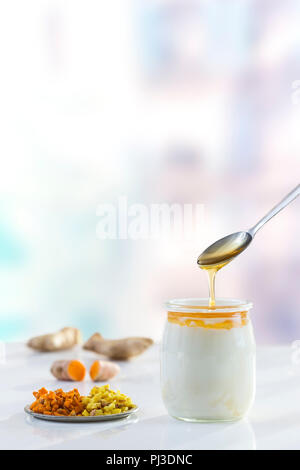 Honig Joghurt. Griechischer Joghurt mit Honig in einem Glas Topf mit Honig Produkt Stockfoto