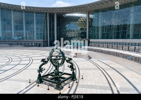 Blick auf die Shanghai Wissenschaft Technik Museum Plaza mit orientalischen Statue. Stockfoto