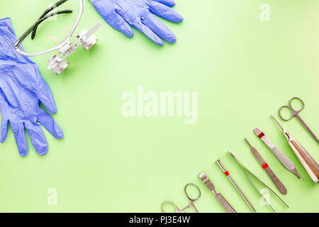 Medizinische Ausrüstungen einschließlich der chirurgischen Instrumente auf einem grünen Hintergrund. nach oben Anzeigen, Kopieren spase Stockfoto