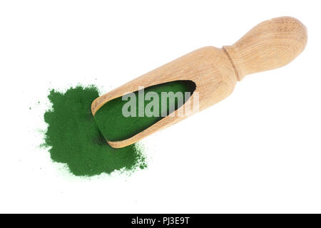 Spirulina Algen Pulver in Holz- Schaufel auf weißem Hintergrund. Ansicht von oben. Stockfoto