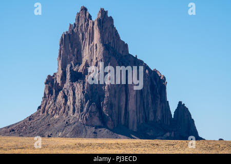 Anzeigen von shiprock Felsformation in der New-Mexico Wüste in den vier Ecken. Dies ist als ein heiliges Felsformation in der Navajo Nation Stockfoto