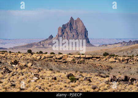 Anzeigen von shiprock Felsformation in der New-Mexico Wüste in den vier Ecken. Dies ist als ein heiliges Felsformation in der Navajo Nation Stockfoto