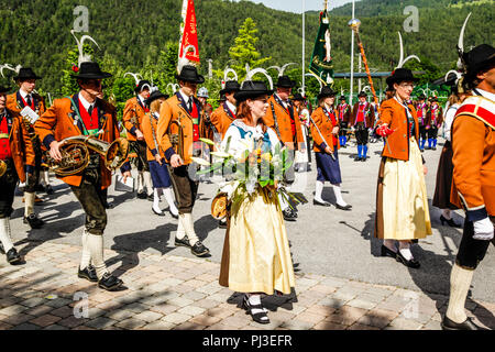 Lokale band Mitglieder März aus dem Dorfplatz vom Mäzenatentum Tag in Reith bei Seefeld, Österreich Stockfoto