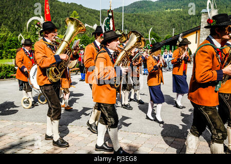 Lokale band Mitglieder März aus dem Dorfplatz vom Mäzenatentum Tag in Reith bei Seefeld, Österreich Stockfoto