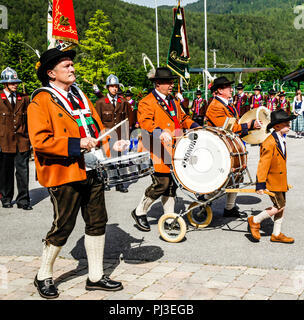 Lokale band Mitglieder März aus dem Dorfplatz vom Mäzenatentum Tag in Reith bei Seefeld, Österreich Stockfoto