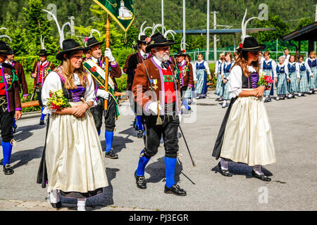 Tiroler Miliz Männer und Jungfrauen März aus dem Dorfplatz vom Mäzenatentum Tag in Reith bei Seefeld, Österreich Stockfoto
