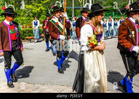 Tiroler Miliz Männer und Jungfrauen März aus dem Dorfplatz vom Mäzenatentum Tag in Reith bei Seefeld, Österreich Stockfoto