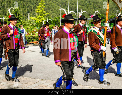 Männer der Tiroler Miliz März aus dem Dorfplatz vom Mäzenatentum Tag in Reith bei Seefeld, Österreich Stockfoto
