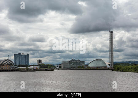 Glasgow, Schottland, Großbritannien, 17. Juni 2012: Crown Plaza Hotel und SEK Armadillo und Teil der Clyde Arc unter schweren cloudscape. Gelbe Hubschrauber am Kai Stockfoto