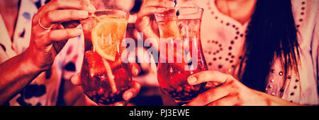 Mitte von zwei jungen Frauen in Cocktail Drinks Stockfoto