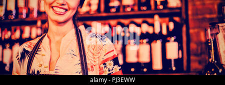 Porträt der Kellnerin, die eine Bestellung auf Notepad Stockfoto