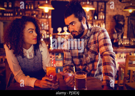 Paar miteinander interagieren Stockfoto