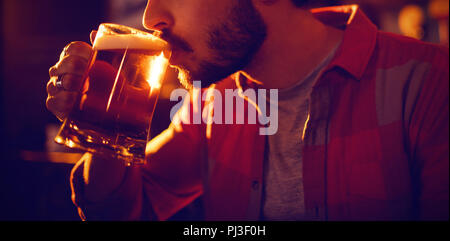 Junge Mann in Becher Bier Stockfoto