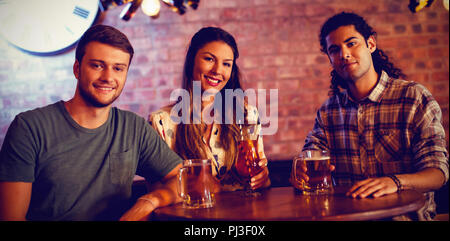 Porträt der jungen Freunde in Cocktail trinken Stockfoto