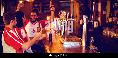 Gruppe von männlichen Freunden, Fußball Match Stockfoto