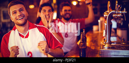 Gruppe von männlichen Freunden, Fußball Match Stockfoto