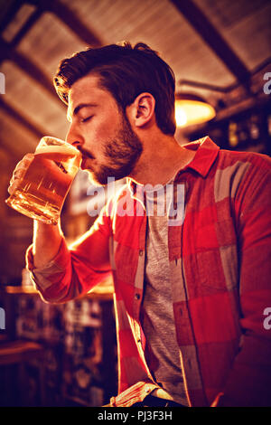 Junge Mann in Becher Bier Stockfoto