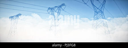 Das zusammengesetzte Bild im hellen blauen Himmel über den Wolken Stockfoto