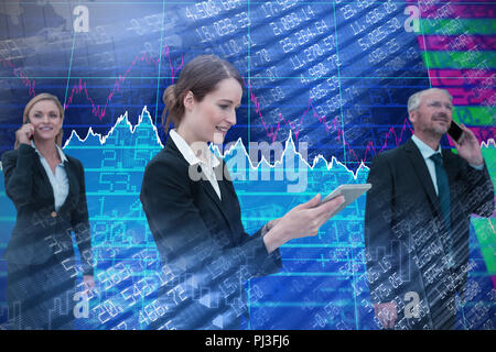 Das zusammengesetzte Bild der Unternehmerin mit Tablette während Kollegen am Telefon sprechen Stockfoto