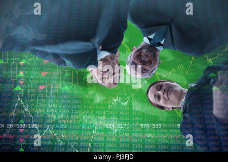 Das zusammengesetzte Bild im niedrigen Winkel Portrait von lächelnden Kollegen Stockfoto
