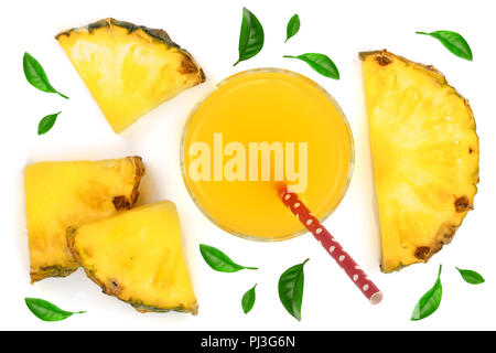 Ananas Saft in ein Glas mit Ananasscheiben mit grünen Blättern auf weißem Hintergrund eingerichtet. Ansicht von oben. Stockfoto