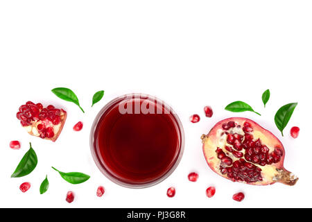 Ein Glas Granatapfelsaft mit frischer Granatapfel Obst mit Blättern auf weißem Hintergrund eingerichtet. Ansicht von oben Stockfoto